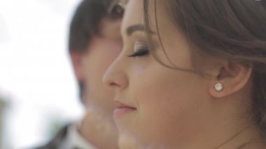 Parkta yakışıklı damat ile güzel beyaz gelinlik Elegand gelin. Yeşil arka plan