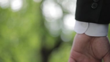 Damat ve gelinin düğün gününde ki elleri