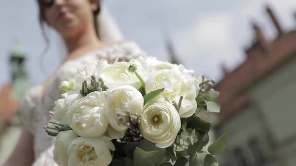 Gros plan de mariée tenir bouquet dans ses mains — Video