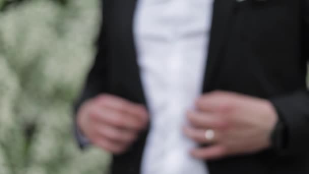 Portret van de knappe bruidegom in zwart pak met strik Bow — Stockvideo
