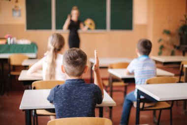 Sınıfta oturup ders çalışan çocukların arka planı. İlkokul