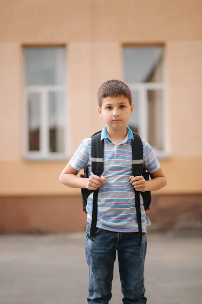 Schattig jongetje met rugzak ga naar huis na schoolklas — Stockfoto