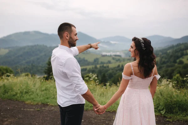 Schönes junges Hochzeitspaar am grünen Hang, Hügel. Bräutigam und Braut in den Karpaten — Stockfoto