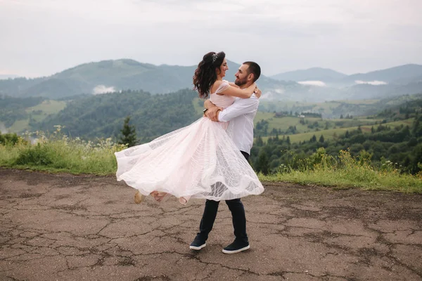 Bellissima coppia di sposi nelle montagne dei Carpazi. Bello uomo con attraente donna — Foto Stock