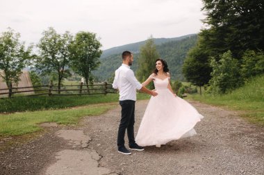 Karpat dağlarında güzel bir düğün çifti. Çekici kadın ile yakışıklı adam