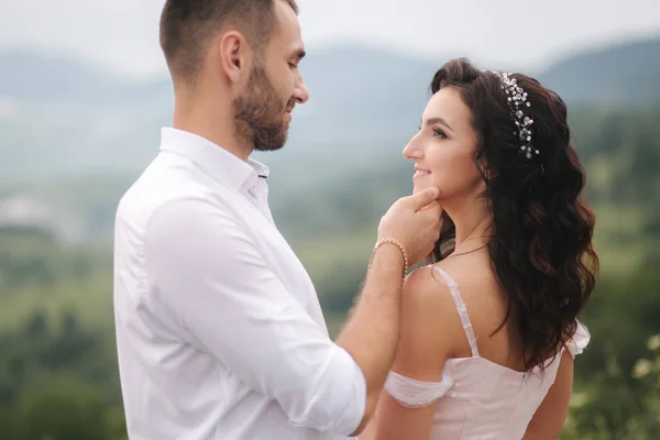 Nahaufnahme Porträt eines schönen Paares in den Bergen. glückliche Frau mit Mann. elegante Frau mit ihrem Mann — Stockfoto