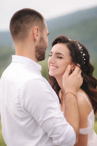 Nahaufnahme Porträt eines schönen Paares in den Bergen. glückliche Frau mit Mann. elegante Frau mit ihrem Mann — Stockfoto