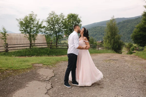 Mooie bruidspaar in de Karpaten. Knappe man met aantrekkelijke vrouw — Stockfoto