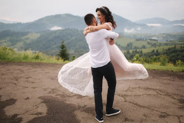 Krásný svatební pár v Karpatských horách. Pohledný muž s atraktivní ženou — Stock fotografie