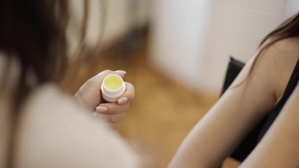 Close up of makeup artist use concealer on putty knife — Stock Video