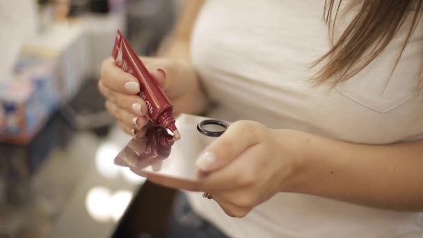 化妆师的特写使用贴身在腻子刀 — 图库视频影像