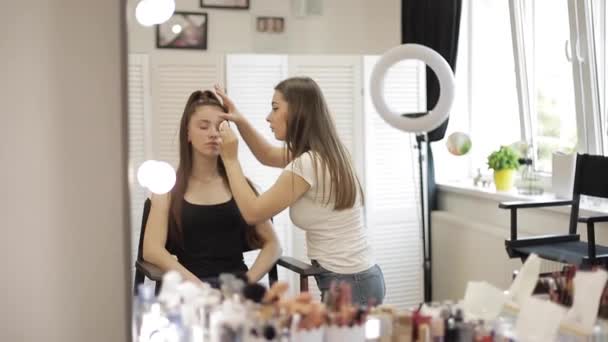 Make-up Artist werkt met model in Beauty Studio. Mode maken voor elegante Redhead model zonder make-up. Start — Stockvideo
