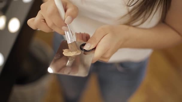 Närbild av makeup artist Använd concealer på kitt kniv — Stockvideo