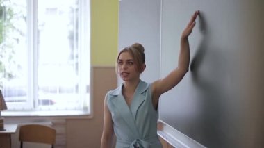 Kadın öğretmen Blackbard'a kızan bir kız. Genç öğretmen