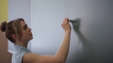 Kadın öğretmen Blackbard'a kızan bir kız. Genç öğretmen