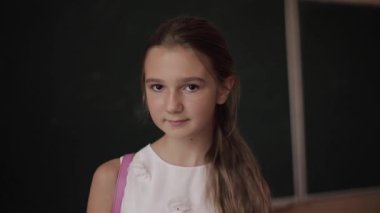 Okuldaki genç kız. Tahtanın önünde duran güzel bir kadın.