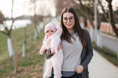 Dört aylık bebeği olan anne dışarıda. Mutlu aile