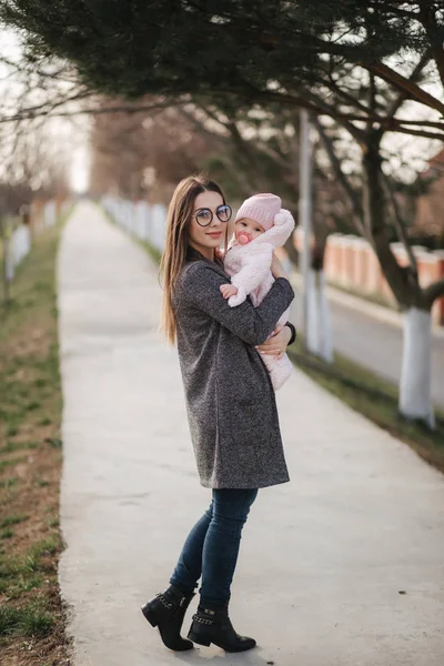 Tânăra mamă cu copilul ei. Mama ţine copilul pe mâini. Familie fericită — Fotografie, imagine de stoc