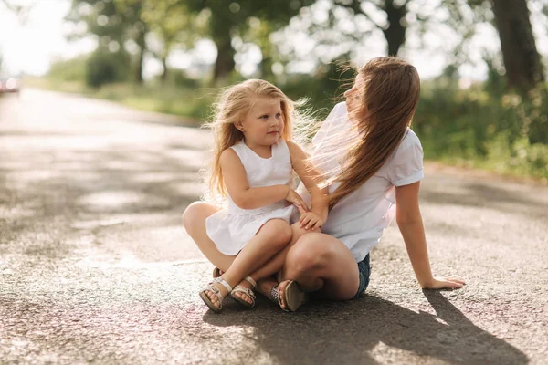 Happy loving family. Mother and her daughter child girl playing and hugging. alley of big trees. close up view — Stock Photo, Image