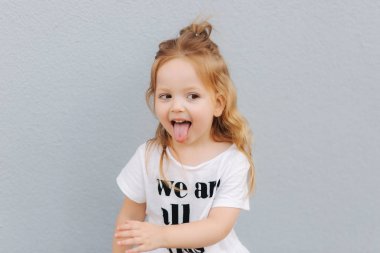 Küçük kız deride. Güzel sarı saçlı kadın çocuk