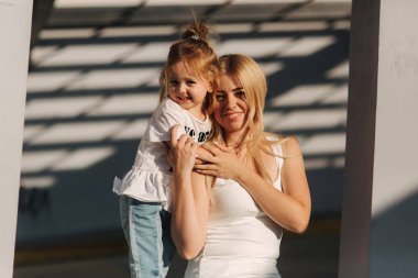 Anne kızıyla yaz güneşli bir günde çalış.