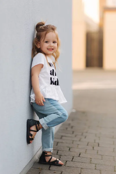 Mädchen belächeln. schöne blonde Haare weibliches Kind — Stockfoto