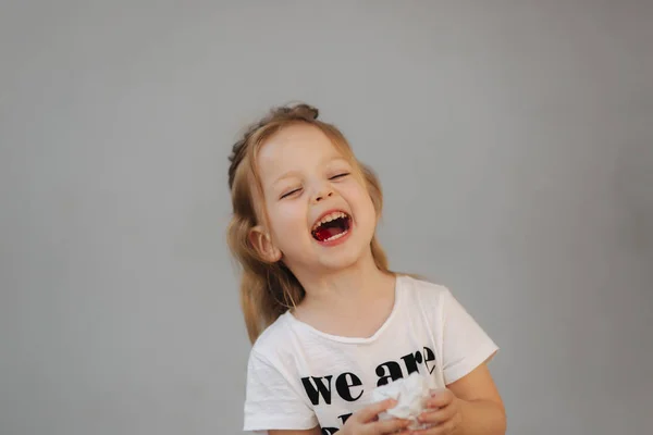 Mooi meisje glimlachen naar de camera. Grijze achtergrond. Wij zijn alle kinderen — Stockfoto