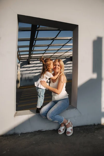 Máma si hraje s její dcerou na letní slunečný den — Stock fotografie