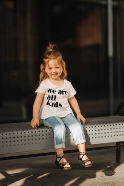 güzel küçük kız şehirde eğleniyor. Bütün çocuklar olduğumuzu