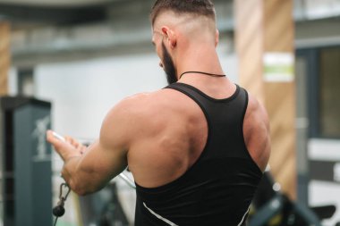 Spor salonunda adam eğitimi. Siyah tek listrenler içinde Adam