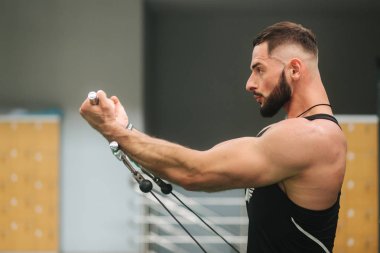 Spor salonunda adam eğitimi. Siyah tek listrenler içinde Adam