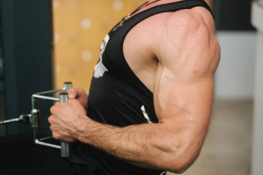 Spor salonunda adam eğitimi. Siyah tek listrenler içinde Adam