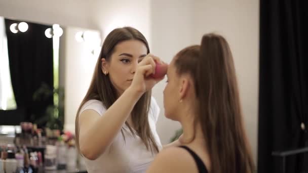 Trabajo de artista de maquillaje en su estudio de belleza. Mujer aplicando por profesional maquillaje maestro. Hermoso maquillaje artista hacer un maquillaje para modelo pelirroja con pecas. Usa una paleta. — Vídeos de Stock