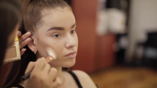 Make-up-Artist trägt Lidschatten auf, perfektes Abend-Make-up. Schönheit rothaarige Mädchen mit perfekter Haut und Sommersprossen — Stockvideo