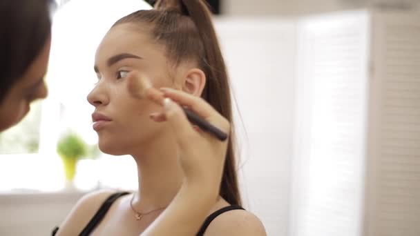 Mooie make-up artiest past Lipstick toe. Hand van make-up meester, schilderij lippen van jonge schoonheid Redhead model. Make-up in proces — Stockvideo