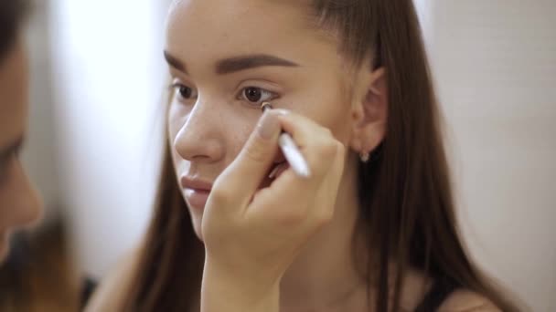 Makeup artist applica ombretto, trucco serata perfetta. Bellezza rossa ragazza con pelle perfetta e lentiggini — Video Stock