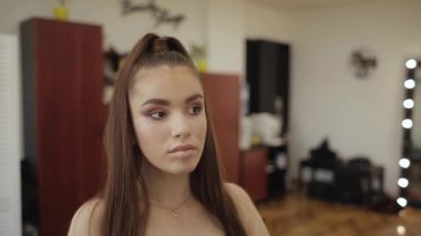 Model güzellik salonunda makyaj sanatçısı tarafından bir makyaj var. İlk kişi görünümü. Çilli Kızıl saçlı model. Makyaj ile modelleri yüz yakın