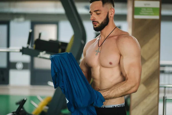Bärtiger Bodybuilder wechselt T-Shint im Fitnessstudio — Stockfoto