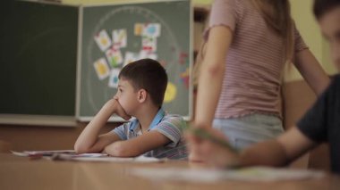 Sınıfta öğrenci el ele yükseliyor. Ilkokul. Eğitim