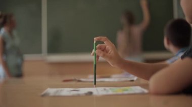 Sınıfta öğrenci el ele yükseliyor. Ilkokul. Eğitim