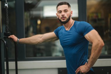 Atlette yorucu eğitimden sonra spor salonunda dinlenin