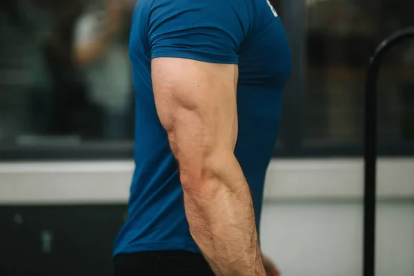 Close up of male triceps in the gym until training — Stock Photo, Image