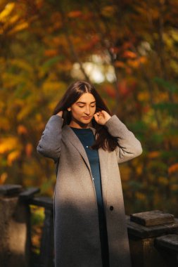 Sonbahar havalarda ormanda yürüyüş güzel kadın model