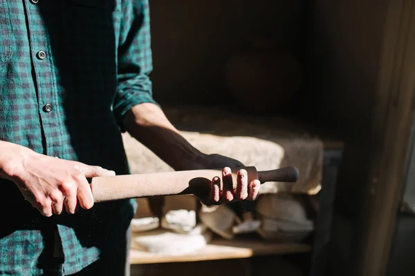 Man krukmakare använda rollong stift för lera. Man i verkstad — Stockfoto