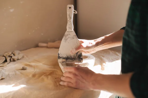 Mãos de oleiro preencher o formulário com uma cerâmica na forma de uma borboleta. Fechar as mãos — Fotografia de Stock