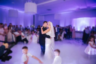 Şık düğün çifti ilk dans. Restoranda yakışıklı damat ve zarif gelin
