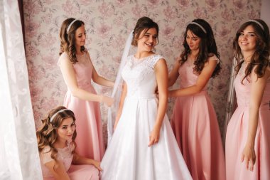 Gridesmaids gelin evinde yardım. Sabah beaufiful gelinin. Kızlar hepl gelin bakın harika