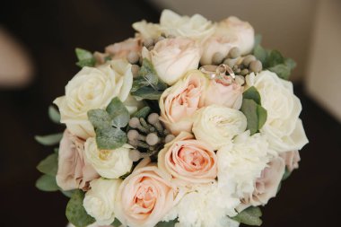 Düğün buketi beyaz altın halkalar. çiçekler