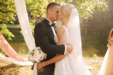 Sadece evli çift düğün töreni arka plan recorated ağacının kutlamak