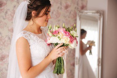 Sevimli gelin stand penceresinin önünde. Kız odasına pencereden beklemede. Siyah ve beyaz. Siluet